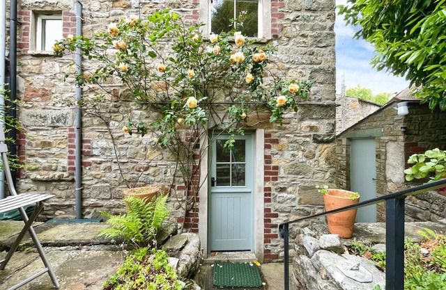 3 CHAPEL SQUARE, pet friendly, character holiday cottage in Caton