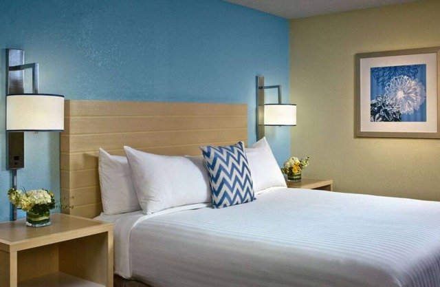 3 Family-Friendly Suites Near Rocket Park, Fully-Equipped Kitchen, Pool!