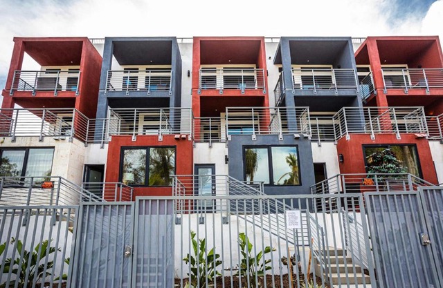 3 Floor TownHouse Next to Downtown Max 12 sleepers