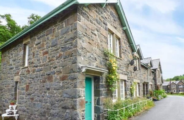 3 GLANRAFON, family friendly, character holiday cottage in Llanwddyn