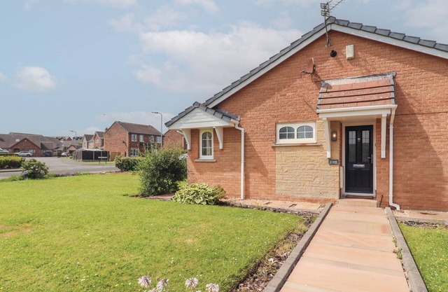 3 HAWK PLACE, pet friendly, with hot tub in Whitehaven