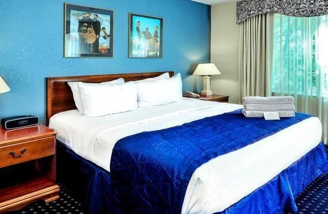 3 Kid-friendly Units w/ Private Kitchenettes! Pool, Game Room & Sports Court!