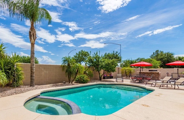 3 King beds! Ready To Entertain Family & Friends! Heated Private Pool Sleeps 20