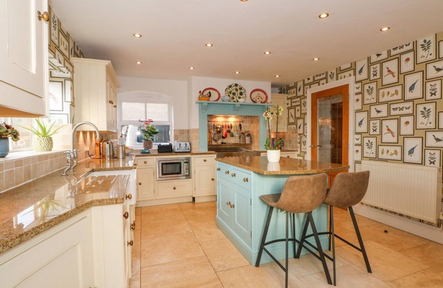 3 LANE END COURT, pet friendly, with open fire in Shavington