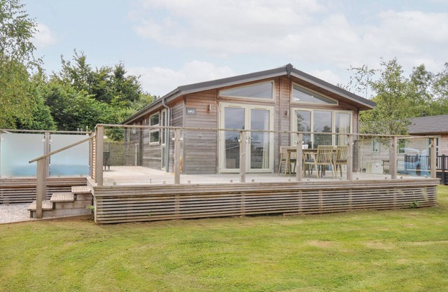 3 MEADOW RETREAT, pet friendly, country holiday cottage in Dobwalls