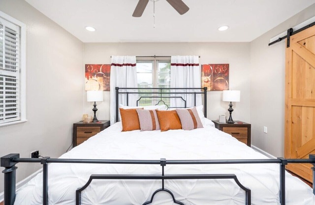3 mi to Cabrini | 4TVs | King 🛏 | W/D| Free🅿️| Pet✅