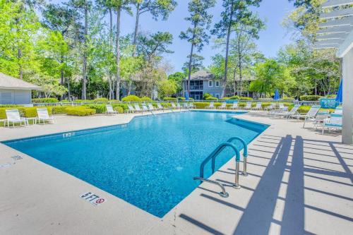 3 Mi to Cherry Grove Beach Coastal Condo Retreat!