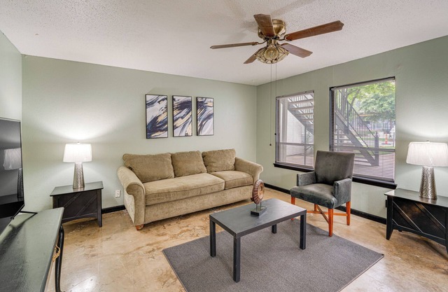 3 Mi to Dtwn Dallas: Condo w/Walkable Location!
