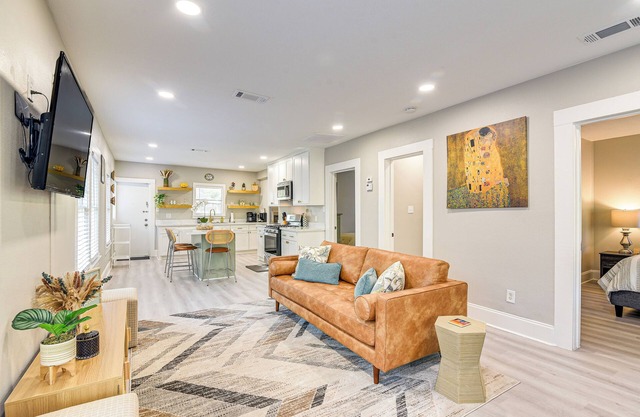 3 Mi to Dtwn: Dog-Friendly Home in Houston!