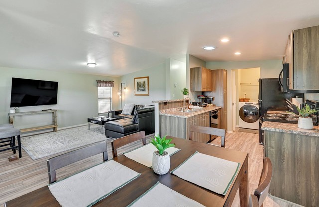 3 Mi to Grand Canyon Railway: Williams Retreat