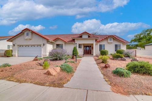 3 Mi to Lake Powell Home with Patio and Waterfall