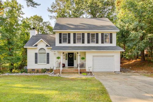 3 Mi to Marina Quiet Getaway with Deck in Lexington