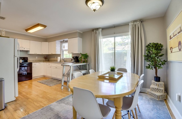 3 Mi to Riverwalk: Pet-Friendly Home w/Yard!