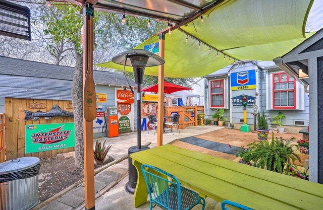 3 Mi to San Antonio Zoo: Bright Texas Cottage!