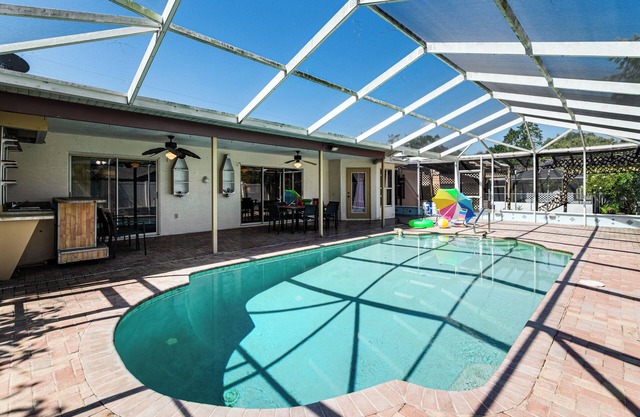 3 Mi to Weeki Wachee Springs SP: Poolside Oasis!