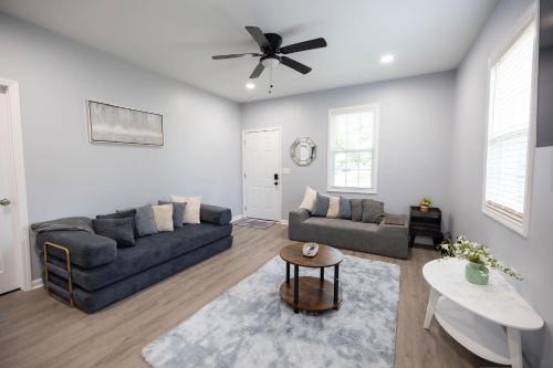 3 Min to Downtown - 10 Min to Elon - Smart TVs