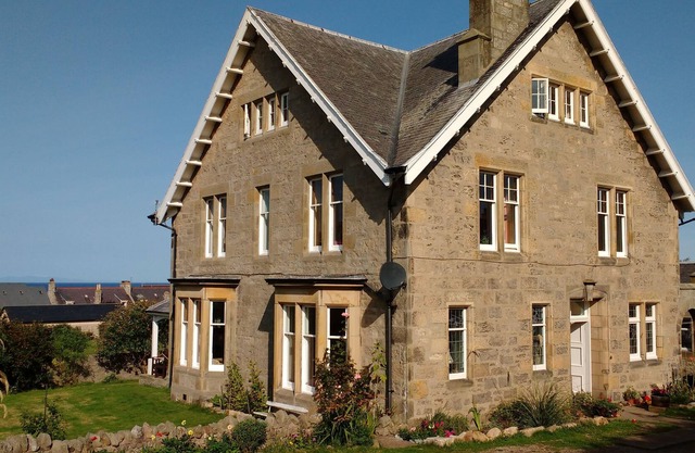 3 mins to gorgeous quiet beach, seaviews, large rooms with plenty of space