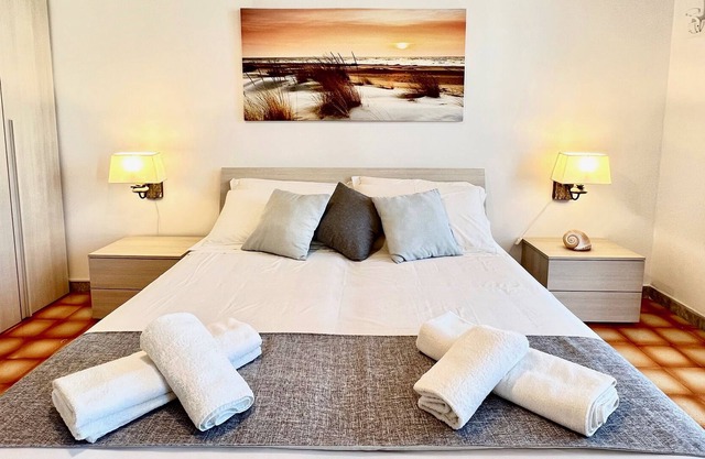 3 minutes from the beach! Two bedrooms, courtyard and private garage!