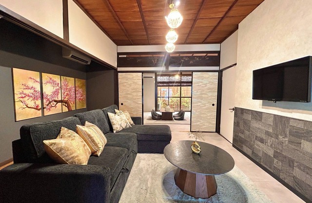 3 minutes walk from subway station 2 showers and 2 toilets 5 minutes by Namba train - MON Kishizato Sakura Rezort/Osaka Ōsaka