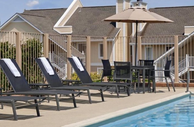 3 Modern Units Near Birmingham Zoo! Seasonal Pool, FREE Parking, Pets Allowed!