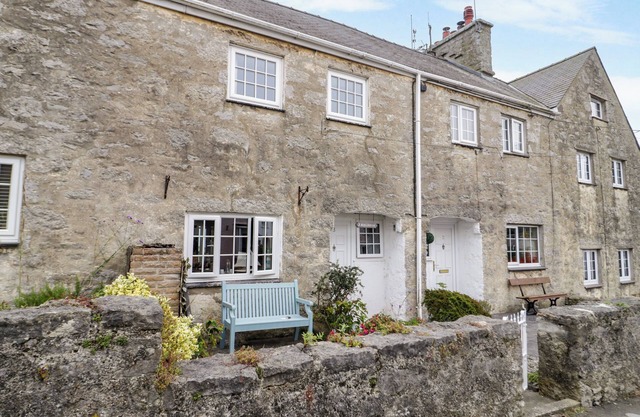 3 MORANEDD, family friendly, character holiday cottage in Moelfre