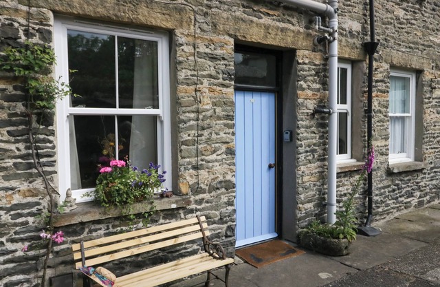 3 MOUNTAIN VIEW, pet friendly, character holiday cottage in Sedbergh