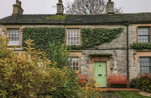 3 OLD HALL COTTAGES, family friendly, with open fire in Bakewell