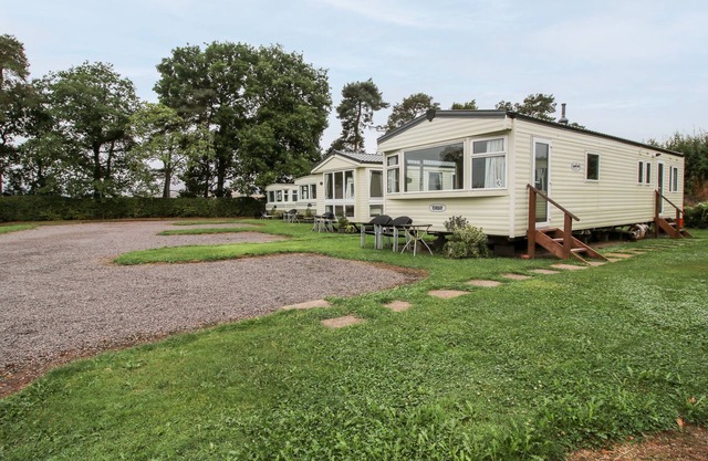3 OLD ORCHARD, family friendly, with a garden in Much Wenlock
