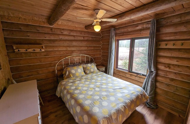 3- Poirier : Chalet en bois rond au bord de la Rivière Rouge