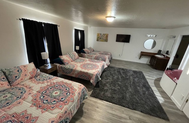 3 queen beds with Jacuzzi tub and private bath, TV and walk-in closet & Mt. View