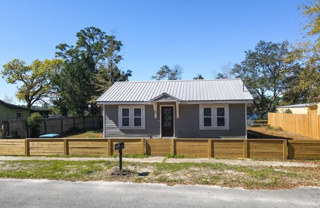 3 Rivers Cottage- 2BR/2BA on Carrabelle River