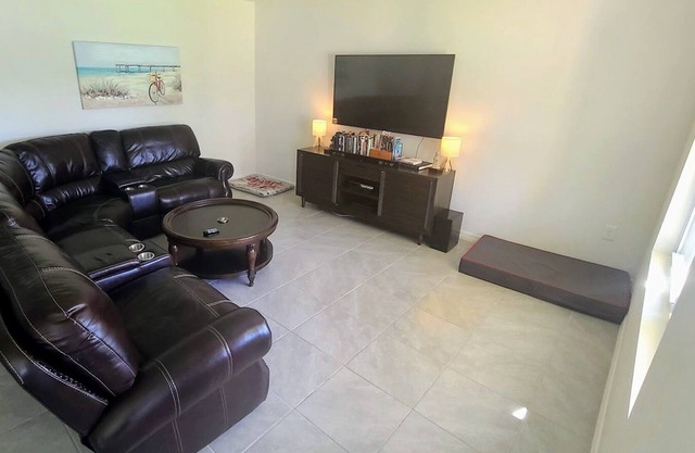 3 RM home between Orlando & Daytona-DogsAllowed