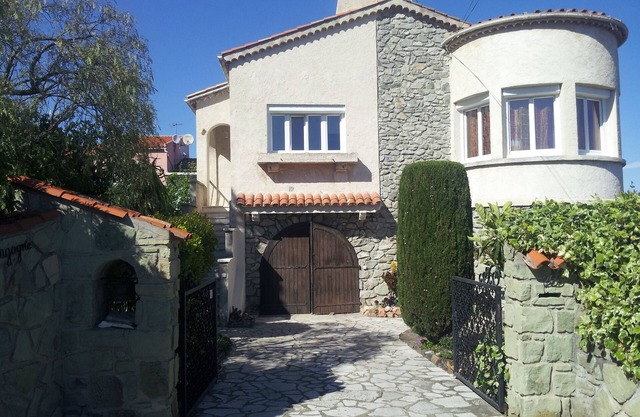 3-room apartment, on the first floor of a villa, sea view