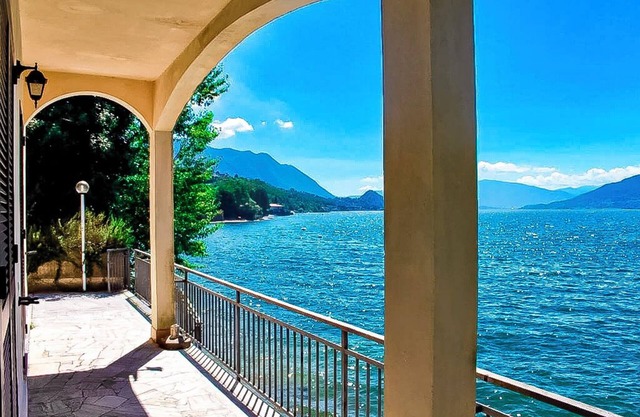 3-room apartment with separate kitchen and balcony right on the beach