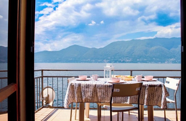 3-room apartment with separate kitchen and balcony right on the beach