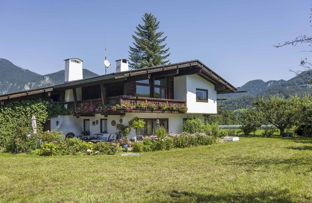 3-room apartment, 74 sqm, 2 bedrooms, tiled stove, terrace
