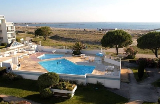 3-room apartment for 6 with pool, WIFI, and parking in Port Camargue