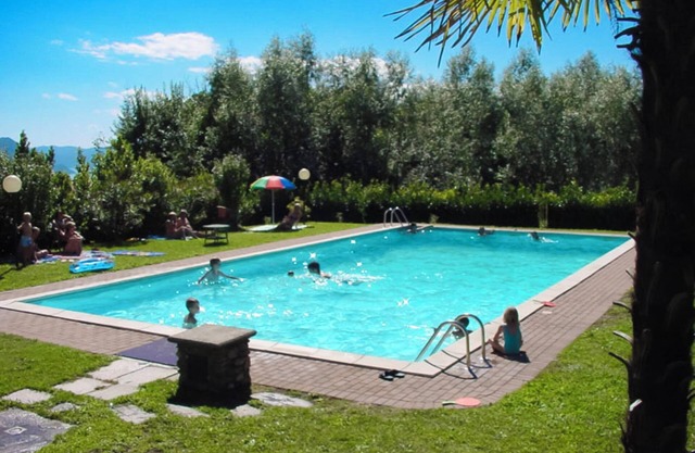 3-room apartment with dream lake view in a residence with pool and sunbathing lawn