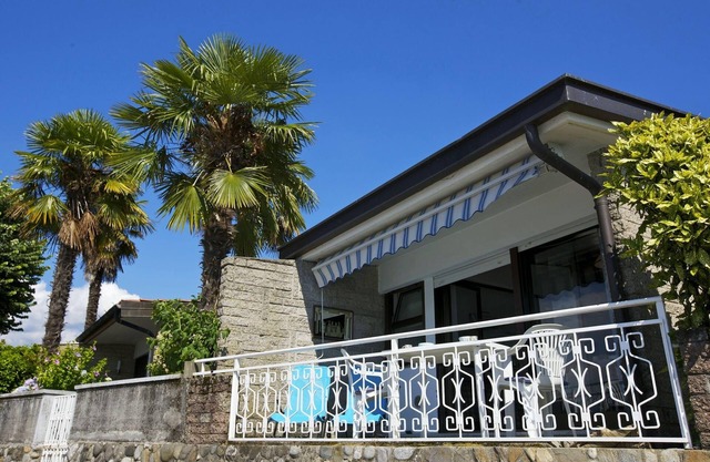 3-room terraced house with terrace in all-day sunny location right on the beach