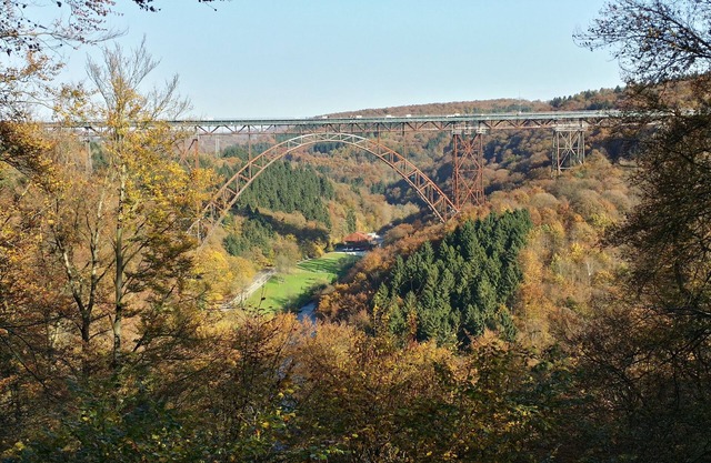 3 rooms for up to 10 people. Close to the city in the countryside with a view of the Müngsten Bridge