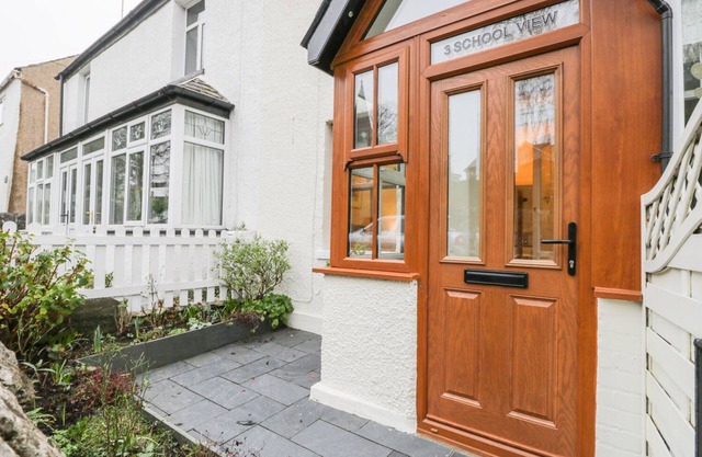 3 SCHOOL VIEW, pet friendly, country holiday cottage in Ulverston