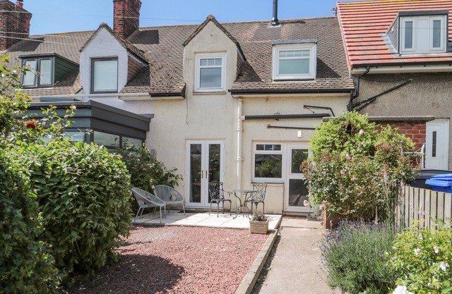 3 ST. CUTHBERTS GARTH, pet friendly, with open fire in Bamburgh