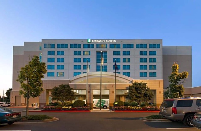 3-Star Hotel ∙ Embassy Suites by Hilton Portland Airport