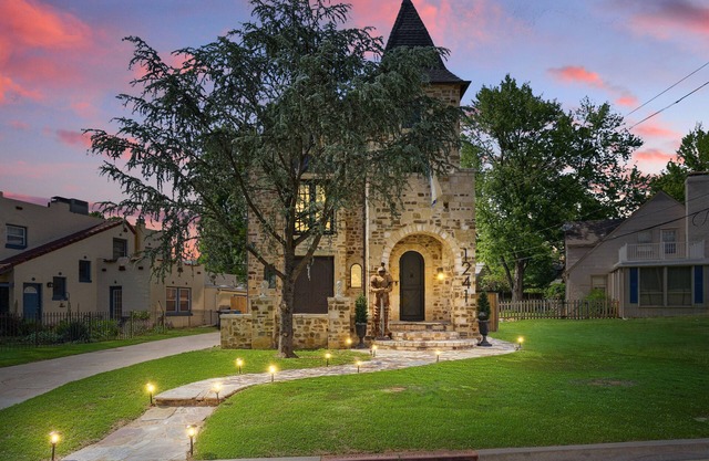 3 Story Castle Brookside Tulsa with Hot Tub/Mini Golf