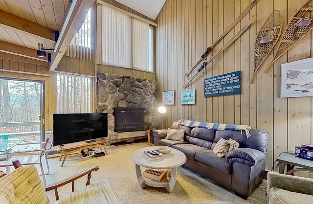 3-story condo near skiing with Ping-Pong, foosball, fireplace, balcony, & W/D
