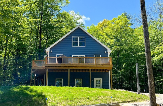 3-story home with spacious deck, gas grill, gas fireplace, washer/dryer, and AC