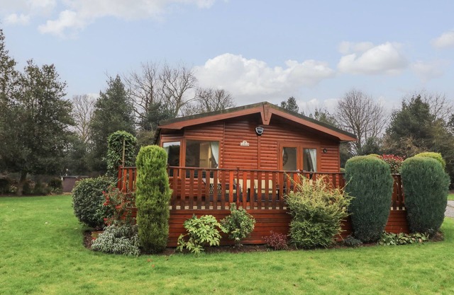3 THE FAIRWAY, family friendly, with pool in Cottingham