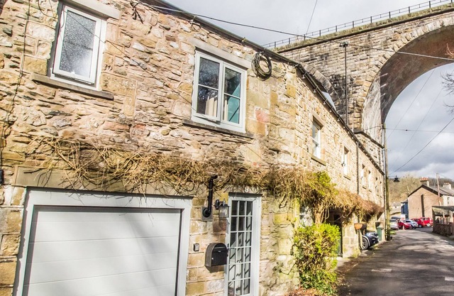 3 THE OLD TANYARD, pet friendly in Ingleton