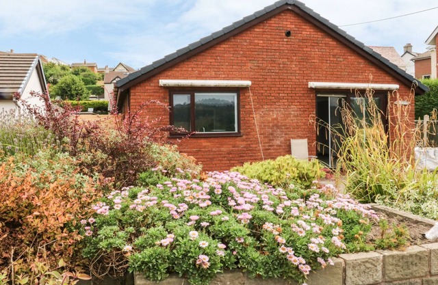 3 TREM AFON, pet friendly, with a garden in Conwy
