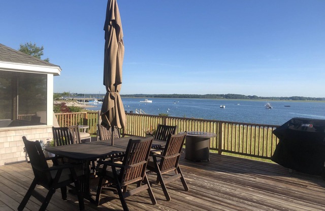 3 WEEKS LEFT - Waterfront home with beautiful views - 2 min walk to beach